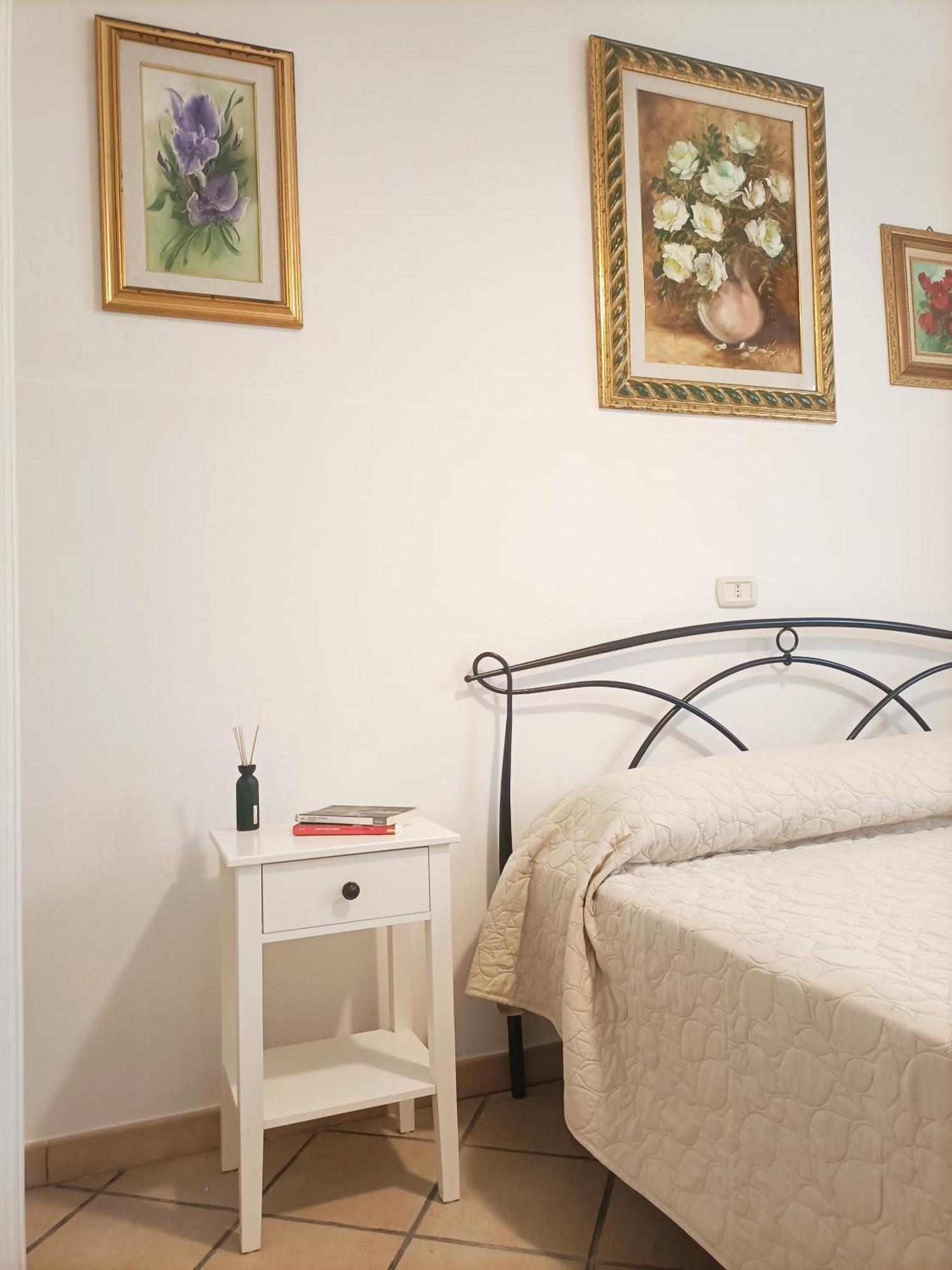 Bright Port View Apartment- Free Parking Каляри Екстериор снимка