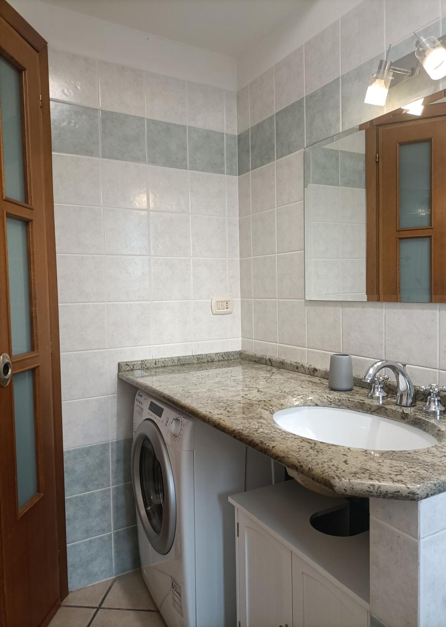 Bright Port View Apartment- Free Parking Каляри Екстериор снимка