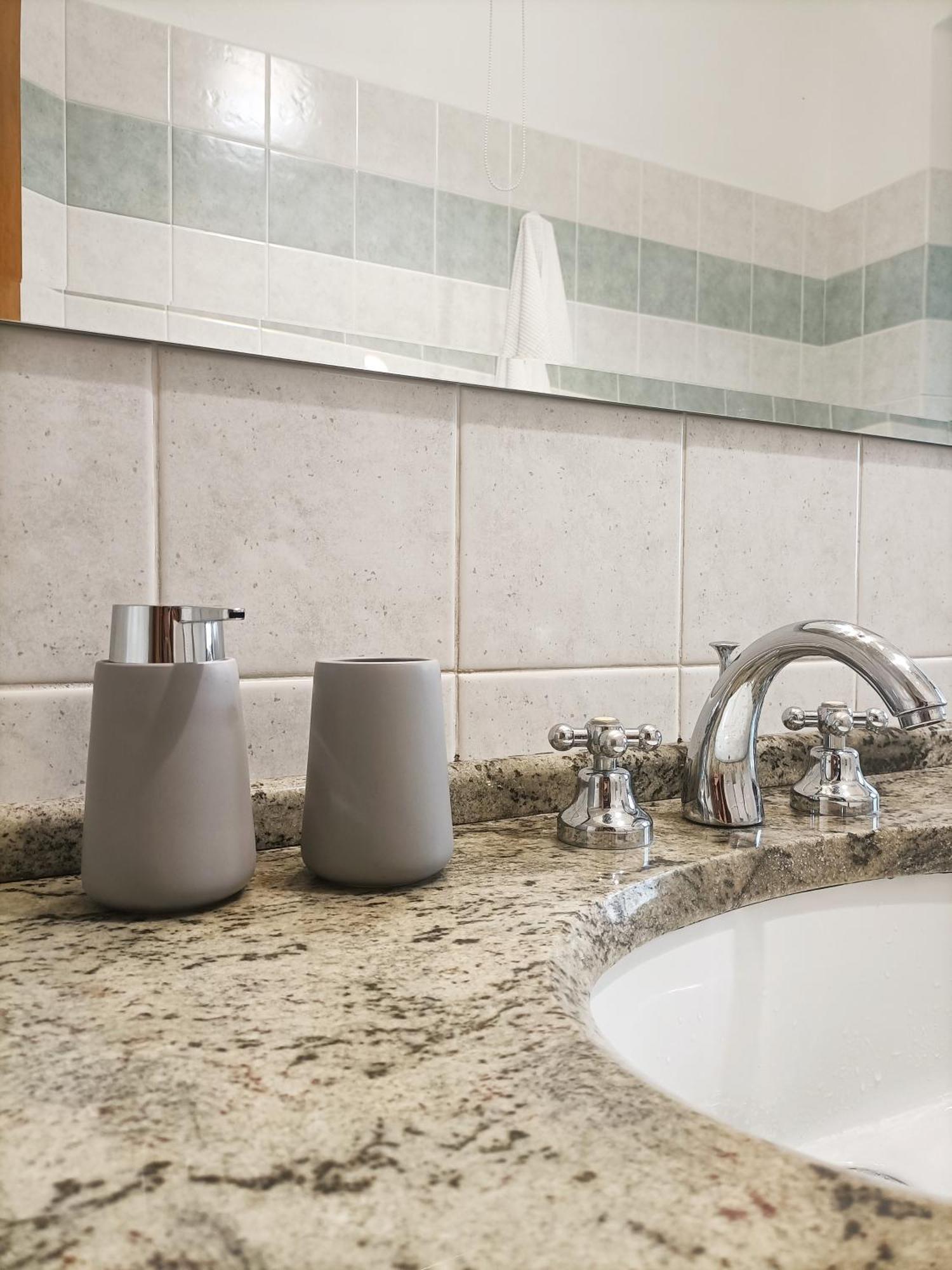 Bright Port View Apartment- Free Parking Каляри Екстериор снимка