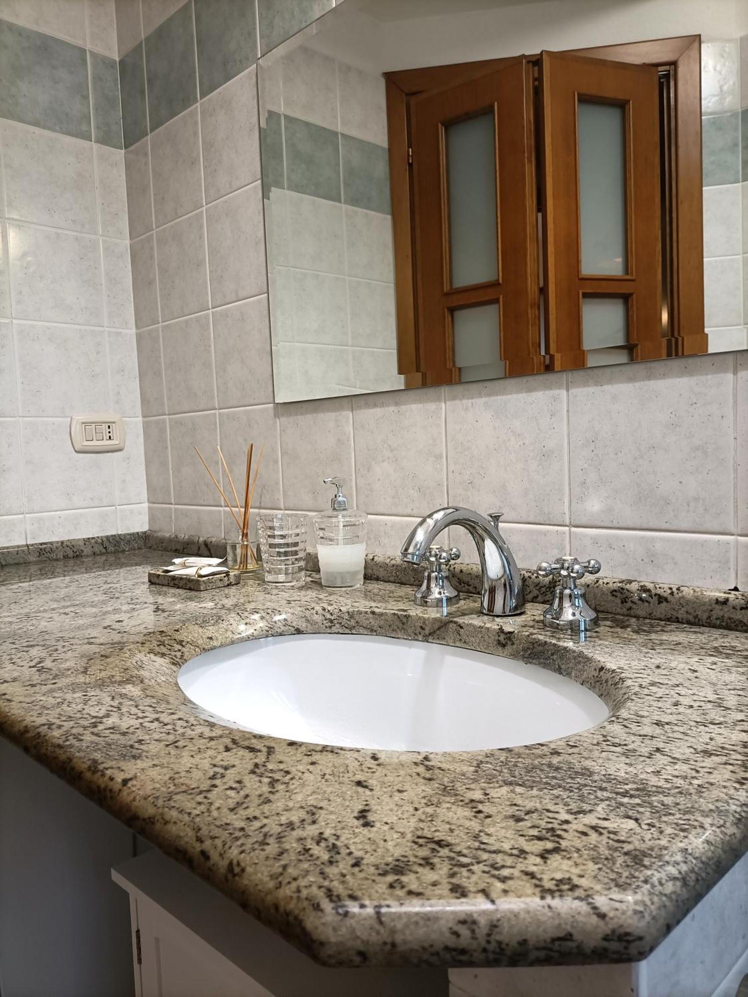 Bright Port View Apartment- Free Parking Каляри Екстериор снимка