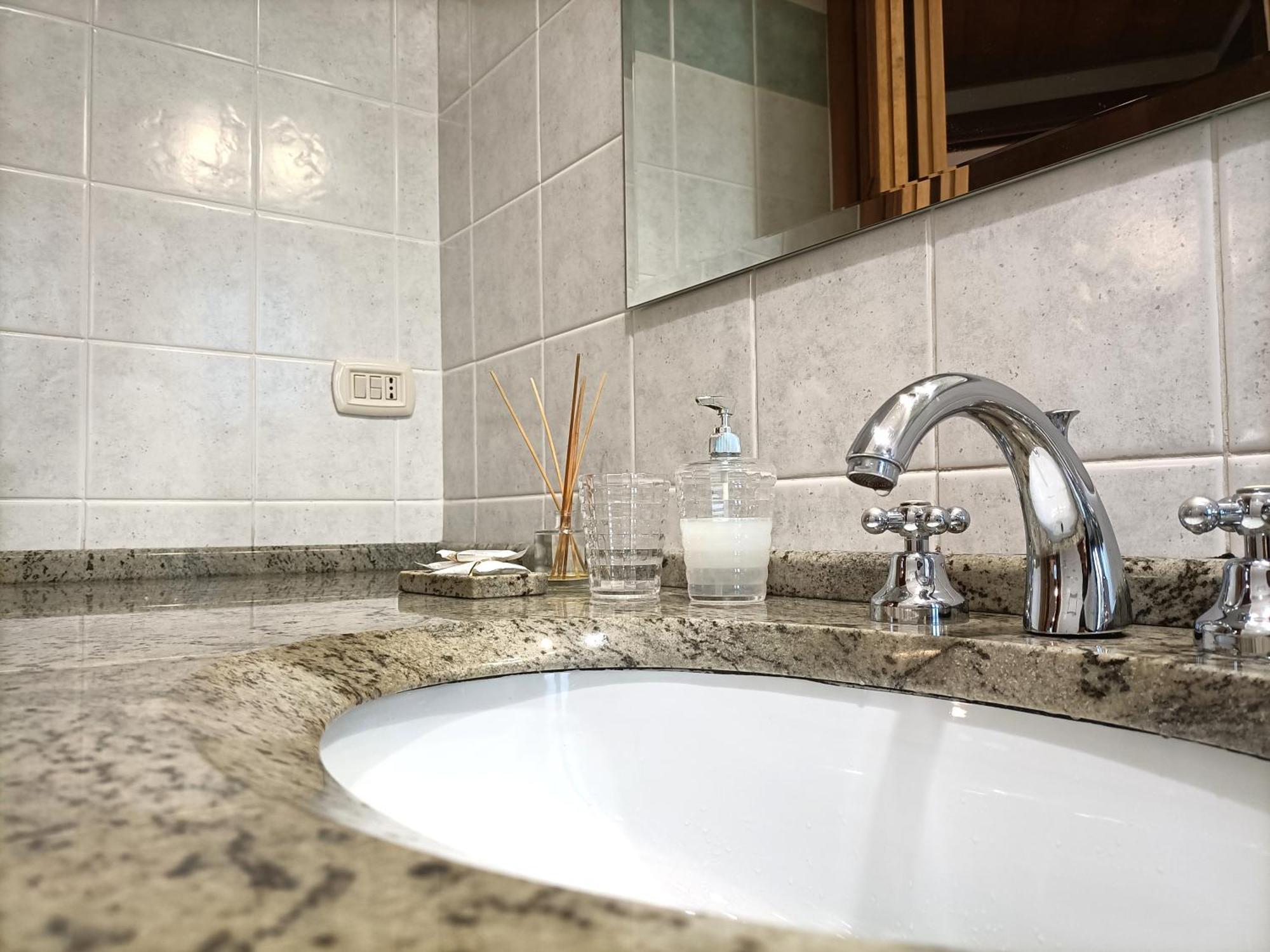 Bright Port View Apartment- Free Parking Каляри Екстериор снимка