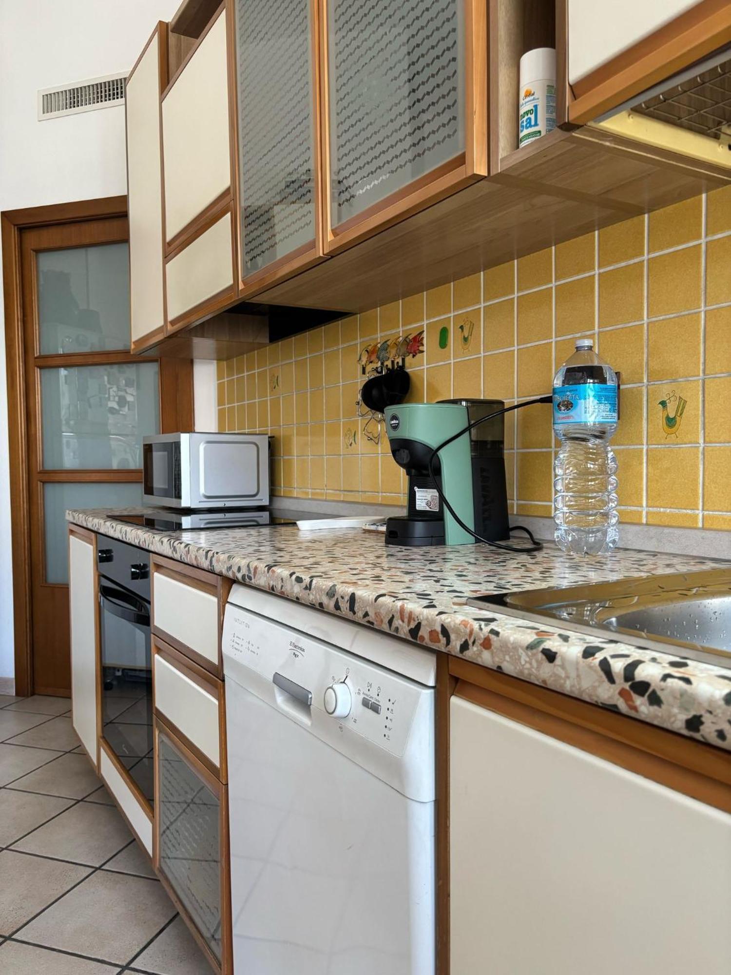 Bright Port View Apartment- Free Parking Каляри Екстериор снимка