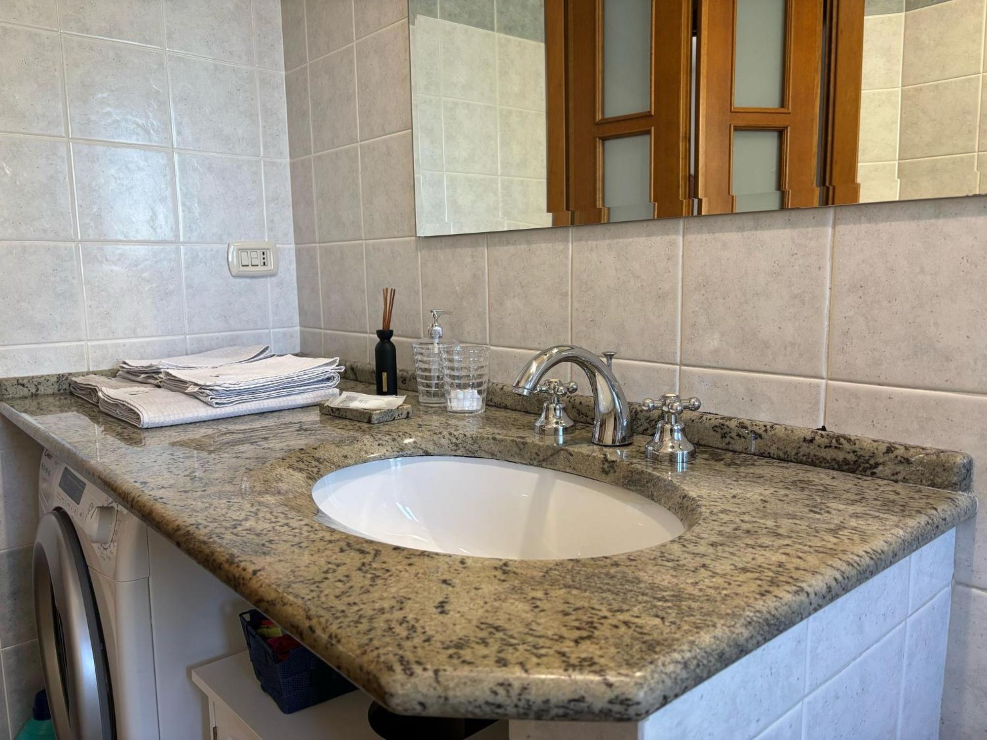 Bright Port View Apartment- Free Parking Каляри Екстериор снимка