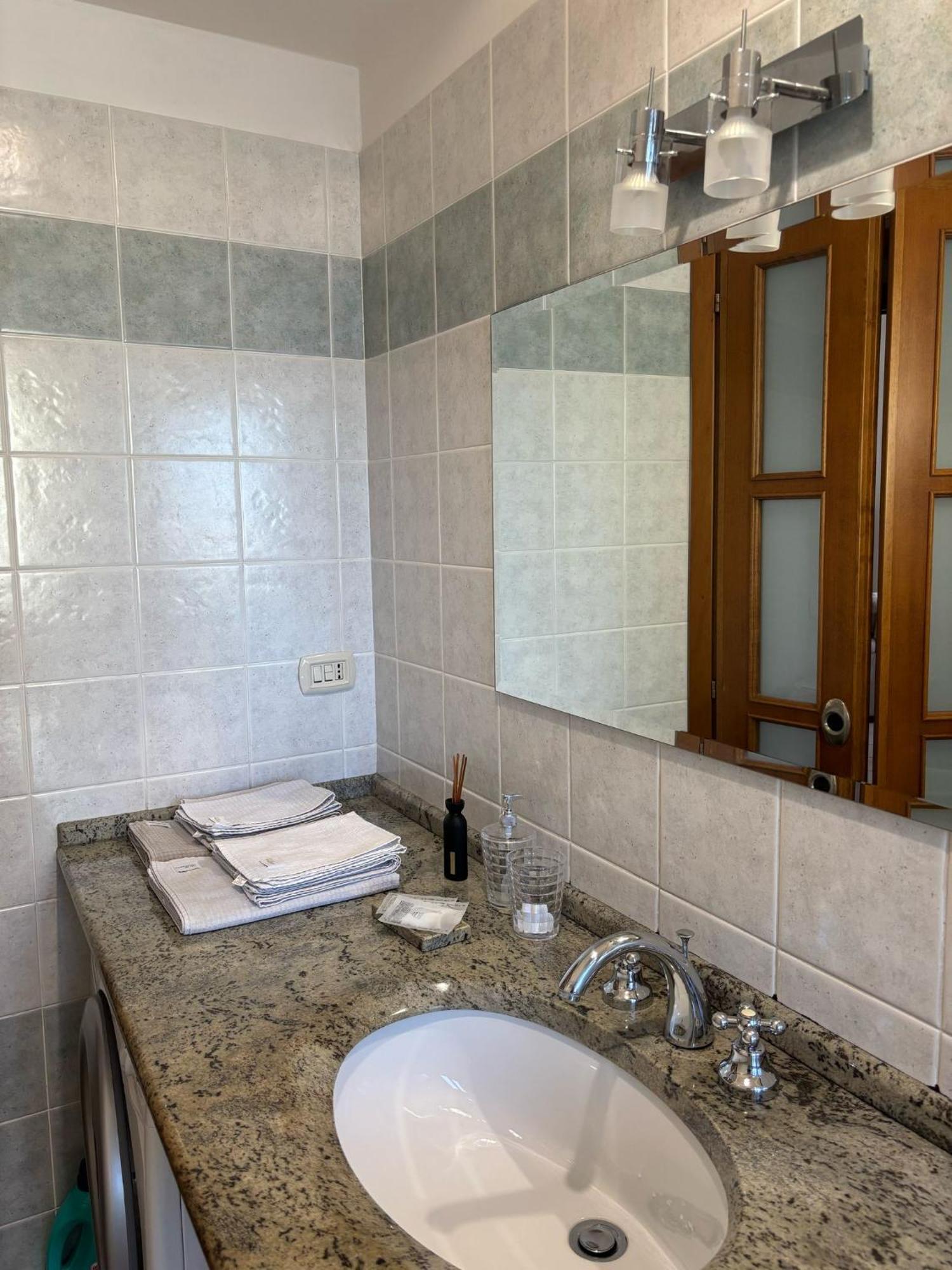 Bright Port View Apartment- Free Parking Каляри Екстериор снимка